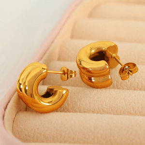 ต่างหูห่วงคู่รูปตัว C ชุบทอง 18K ทำจากไทเทเนียมสตีล รูปทรงเรขาคณิต รูปตัว U เครื่องประดับแฟชั่นสำหรับผู้หญิง - Product Image 1