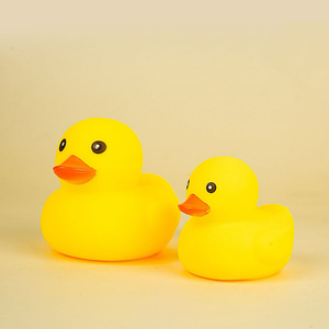 Giocattoli da bagno in plastica a forma di anatra gialla, che emettono un cinguettio, giocattoli per animali domestici, giocattoli da bagno per neonati, giocattoli morbidi a forma di animale, ideali per bancarelle di mercato notturno - Product Image 1