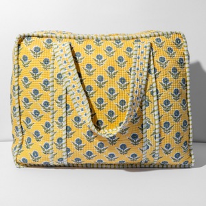 Bolsos tote acolchados con estampado a mano. 100% Algodón, Ropa de Algodón para Vadear. Sostenible. Se puede personalizar. Cierre de cremallera. - Product Image 1