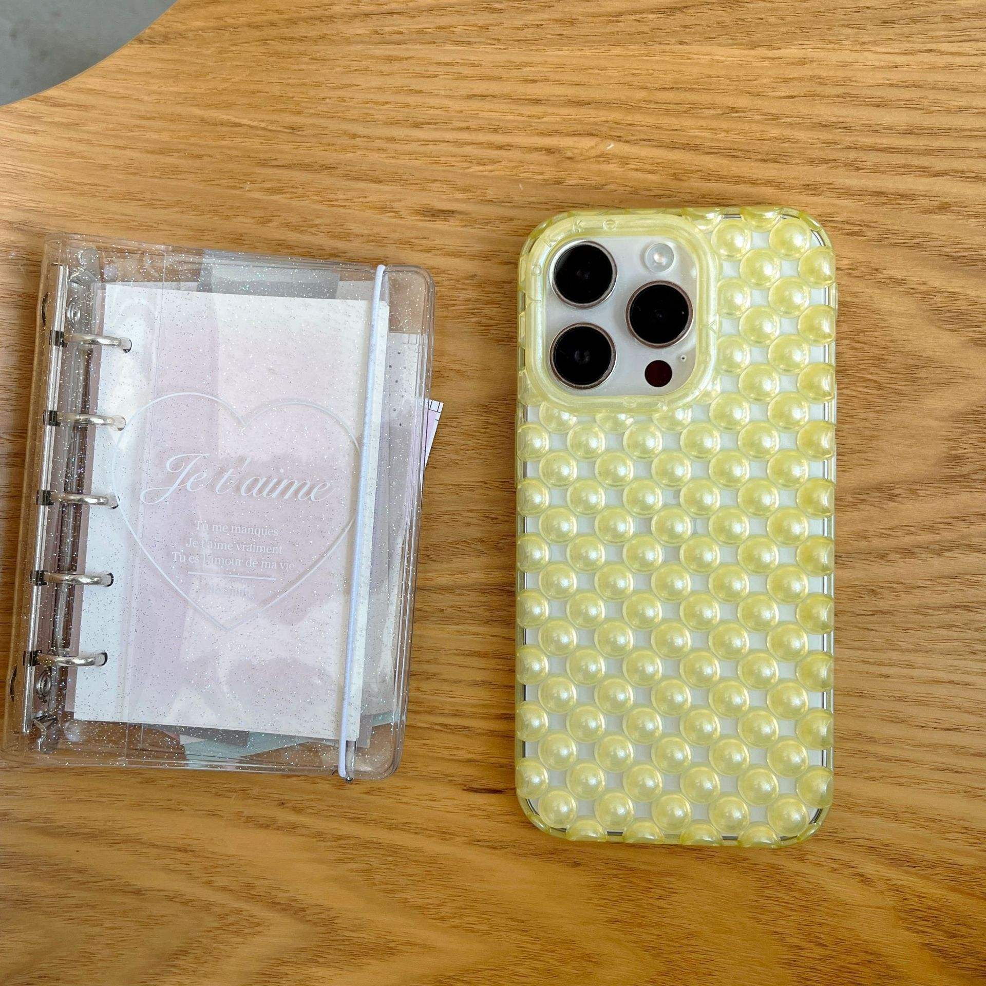 Perla hueca con un tinte amarillo.