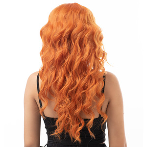 Perruque de cosplay <span class=keywords><strong>avec</strong></span> <span class=keywords><strong>frange</strong></span>, <span class=keywords><strong>cheveux</strong></span> longs ondulés orange, <span class=keywords><strong>coiffure</strong></span> naturelle et volumineuse pour toute la tête - Product Image 2