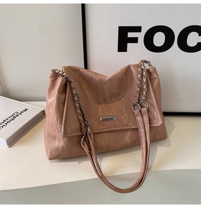 Túi tote công suất lớn với chất liệu da thật và thiết kế dây chuyền phù hợp cho cả đi lại và mua sắm - Product Image 5