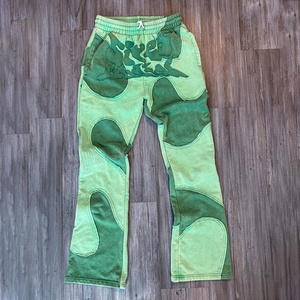Pantalon de jogging évasé rose de haute qualité, effet vieilli, avec patch brodé, délavé soleil, coupé et cousu - Product Image 4