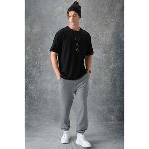 เสื้อยืดคอกลมพิมพ์ลาย Air Jones สำหรับผู้ชาย สีดำ ผ้าฝ้าย 100% เนื้อหนานุ่ม ทรงโอเวอร์ไซส์ รุ่น 88355 สำหรับสวมใส่ลำลองสไตล์สตรีทแวร์ - Product Image 3