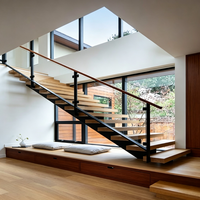 Escalier flottant avec garde-corps en verre, bois massif chêne foncé, escaliers en acier à cantilever
