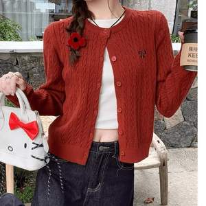 Cardigan court en maille grise de haute qualité pour femme – Collection 2025 - Product Image 1