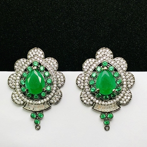 Boucles d'oreilles faites à la main en forme de grappe d'émeraude Boucles d'oreilles de mariée en vert émeraude pour les mariées et les occasions spéciales - Product Image 1