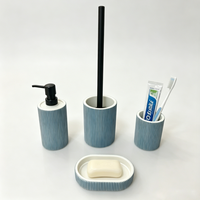Ensemble d'accessoires de salle de bain en polyrésine côtelée bleu et blanc, 4 pièces : distributeur de savon, porte-brosse à dents, porte-brosse WC, porte-savon