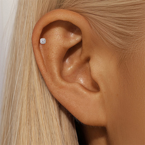 Boucle d'oreille clou de luxe en argent sterling S925 massif, avec moissanite certifiée couleur D, sertie halo carré, pour piercing de cartilage, à dos plat - Product Image 4