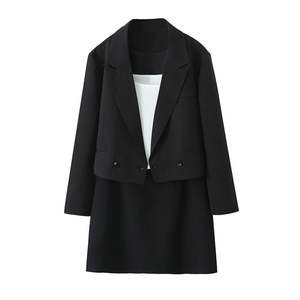 Ensemble tailleur femme grande taille Happy Plus, blazer noir avec gilet blanc, mini-jupe trapèze, design boutons couleur unie - Product Image 2