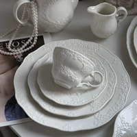 Ensemble de vaisselle en céramique de style vintage européen avec motif floral en relief, vaisselle en céramique blanche pour mariage