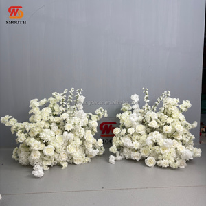 Alte file bianche lisce di <span class=keywords><strong>fiori</strong></span> sono usate come <span class=keywords><strong>fiori</strong></span> del corridoio per decorare il bordo del palcoscenico del matrimonio - Product Image 1