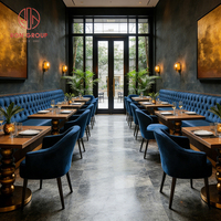 Muebles de Lujo Modernos para Restaurante Comercial: Mesa de Acero y Madera, Sillas de Terciopelo Azul Rey, Sofá y Asientos de Cabina