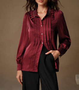 Camicetta di Lusso da <span class=keywords><strong>Donna</strong></span> in Raso Effetto Seta <span class=keywords><strong>Bordeaux</strong></span> con Colletto a Volant Decorato con Strass, Maniche Lunghe a Bissagola e Pieghe Frontali - Product Image 3