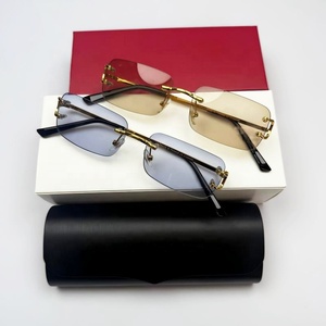 <span class=keywords><strong>Lunettes</strong></span> <span class=keywords><strong>de</strong></span> <span class=keywords><strong>Soleil</strong></span> <span class=keywords><strong>Photochromiques</strong></span> <span class=keywords><strong>de</strong></span> Luxe « Blue Rain » Tendance 2025 pour Hommes et Femmes, Monture Percée Protection UV400 Style Carré, Avec Étui - Product Image 6