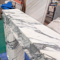 Cheminée de luxe moderne en marbre Arabescato italien sculpté à la main, pour résidence de luxe