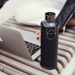 Manchons personnalisés pour bouteilles en verre, manchons isolants en cuir PU pour tasses, manchons de protection anti-brûlure et isolants thermiquement pour tasses avec poignée. - Product Image 4