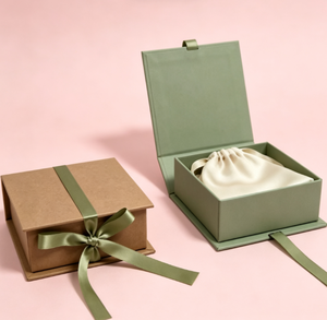 Boîte cadeau de luxe carrée à fermeture magnétique, boîte en papier rigide mat avec ruban et pochette en satin pour l'emballage de colliers, bagues et boucles d'oreilles - Product Image 5