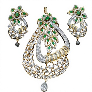 Magnifique ensemble collier et boucles d'oreilles tendance en laiton plaqué or finition blanche avec zircon, idéal pour les occasions de mariage féminines - Product Image 2