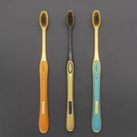 Cepillo de Dientes para Adultos con Cabezal Pequeño Color Dorado