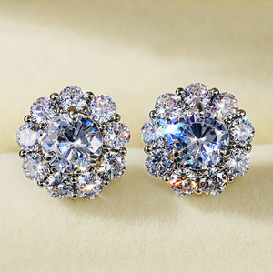 Orecchini a Perno con Cristalli a Forma di Fiore per Donne, Eleganti e Delicati Accessori Floreali alla Moda per Uso Quotidiano - Product Image 3