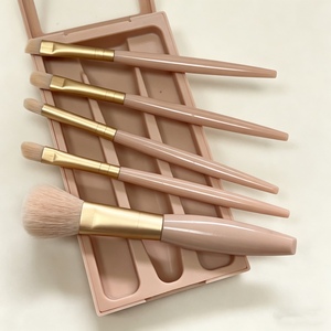 Mini Kit de Pinceaux de Maquillage de Voyage 5 Pièces avec Boîte Miroir, Pinceaux Éventail, Crayon à Sourcils, <span class=keywords><strong>Baume</strong></span> à Lèvres et Correcteur - Outils <span class=keywords><strong>pour</strong></span> le Visage et les Yeux - Product Image 4