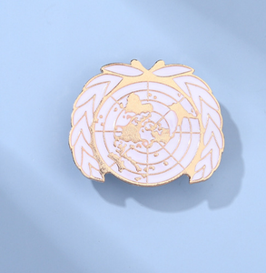Épinglette personnalisée DFB102 avec logo des Nations Unies en émail dur, épinglette dorée en forme de couronne, épinglette du monde - Product Image 1