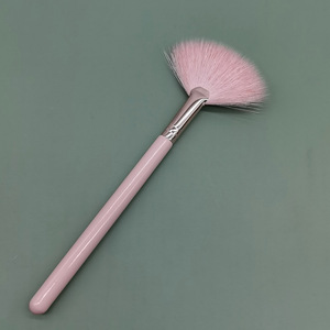 Pinceau applicateur de <span class=keywords><strong>masque</strong></span> en poils de chèvre doux et moelleux avec logo personnalisé, pour <span class=keywords><strong>peeling</strong></span> à l'acide glycolique, super doux, taille moyenne, blanc, en forme d'éventail, avec manche pour correcteur - Product Image 3