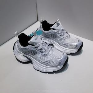 Zapatos Casuales de Hombre Estilo Retro con Suela Gruesa, Botas para Caminar al Aire Libre Hechas a Mano con Característica Impermeable, Estilo Antiguo de Moda - Product Image 1