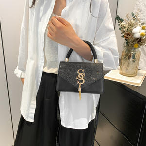 Sac à bandoulière pour femme en cuir PU brillant 2025, sac carré mignon tendance, pompon, bandoulière unique, sac à bandoulière tendance pour femmes - Product Image 5