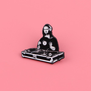 Badge en émail créatif et amusant <span class=keywords><strong>DJ</strong></span> Mona Lisa, motif de la célèbre peinture de la Dame, avec platine vinyle et mélangeur - Product Image 2