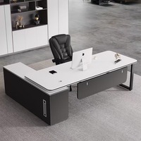 Bureau de direction moderne et spacieux, multifonctionnel, table d'ordinateur, poste de travail simple et luxueux pour manager, superviseur, finance