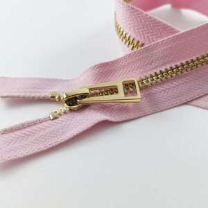 Fabricant personnalisé 3 #5 #8 # Fermetures à glissière en polyester à longue chaîne <span class=keywords><strong>50</strong></span> <span class=keywords><strong>cm</strong></span> or à bout ouvert pour 3 sacs <span class=keywords><strong>Fermeture</strong></span> à glissière personnalisable de haute qualité - Product Image 5
