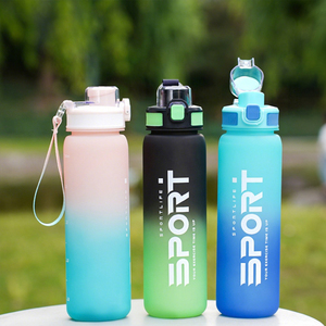 Fabrieksgroothandel 2025 Nieuwe Modellen 1000ml Grote Capaciteit Sportwaterflessen Gourde Tumbler Plastic Drinkbekers Waterfles - Product Image 1