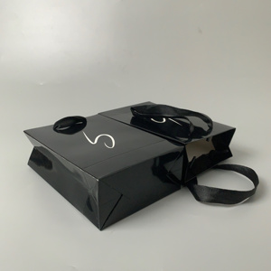 Sacchetto di carta patinata nero lucido di lusso all'ingrosso di alta qualità con Logo personalizzato per l'imballaggio del regalo del negozio al dettaglio di vestiti - Product Image 5