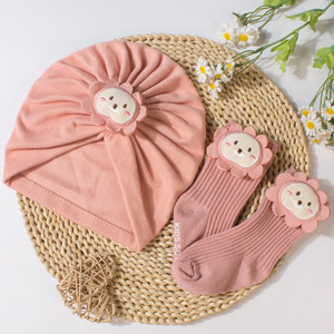 Set 2 Potong Topi Bayi Baru Musim Gugur dan Musim Dingin Topi Bayi Berbahan Plush dengan Visor dan Kaos Kaki Panjang untuk Balita - Product Image 3