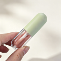 Gloss à lèvres liquide mat vert matcha, teintes nude pêche thé au lait, applicateur doe foot blanc, flacon capsule court, format voyage