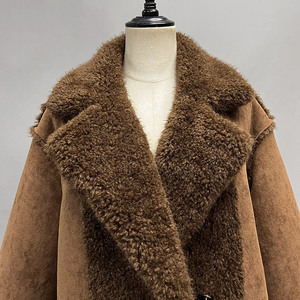 Manteau en daim double boutonnage personnalisé de luxe, chaud et de haute qualité, avec doublure en <span class=keywords><strong>fausse</strong></span> <span class=keywords><strong>fourrure</strong></span> <span class=keywords><strong>courte</strong></span>, col à revers, pour <span class=keywords><strong>femme</strong></span>, style <span class=keywords><strong>fausse</strong></span> peau de mouton - Product Image 4