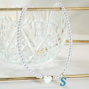 Collar de Perlas de Alta Gama con Colgante de Concha en Forma de Corazón y Letra Inicial Esmaltada Colorida para Mujer - Product Image 4