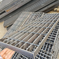 Grille en acier galvanisé de haute qualité pour couvercle de tranchée de drainage extérieur, grille de sol métallique robuste pour usage en parking et sur route