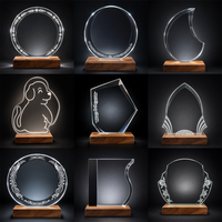 Trophée personnalisé en cristal avec base en bois de noyer massif et plaque en verre gravée pour la reconnaissance d'entreprise et la reconnaissance des employés