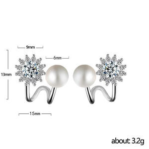 Orecchini a polsino in oro bianco con perle e fiocchi di neve in diamanti, gioielli classici da donna in argento 925 per l'uso quotidiano - Product Image 6