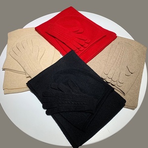 Nouvelle Collection 2026 : Ensemble 3 Pièces en Cachemire Tricoté Rouge Uni (Bonnet, Écharpe <span class=keywords><strong>et</strong></span> <span class=keywords><strong>Gants</strong></span>) – Accessoires d'Hiver pour <span class=keywords><strong>Femme</strong></span> - Product Image 4