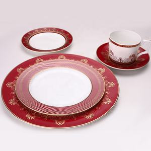 Service de table en céramique écologique de luxe en gros, bord doré, vaisselle en porcelaine osseuse avec motif bleu et rouge pour le dîner de mariage - Product Image 5