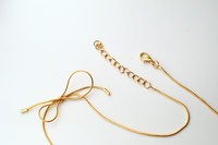 MECYLIFE Collier ras du cou en acier inoxydable plaqué or 18 carats avec ruban latéral, chaîne serpent ronde à nœud, nouveau collier élégant avec nœud papillon