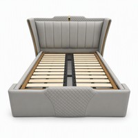 Luxuriöses Modernes PU-Leder Polsterbett mit Flügelkopfteil, Kanalgesteppt, Goldene Zierleiste, Metallakzent, Hotel-Schlafzimmer Dekorationsstil