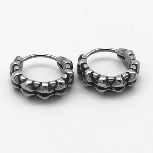 Yunnique Boucles d'oreilles Huggie géométriques en acier titane unisexe, petites boucles d'oreilles créoles tendance, bijoux - Product Image 1