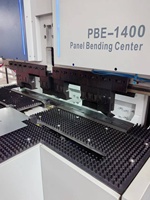 Centre de pliage de panneaux CNC entièrement automatique et flexible avec moteur pour le pliage de tôles en acier au carbone