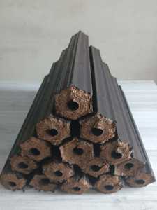 Las briquetas de aserrín Pini Kay ofrecen un calor fuerte y duradero con un rendimiento de combustión limpio, ideales para cocinar y calentar. - Product Image 2