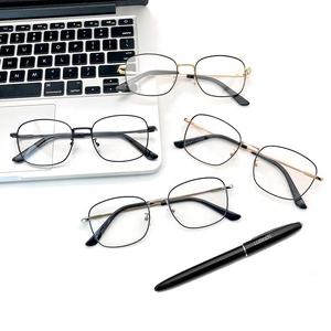 Gafas de Sol Fotocromáticas Unisex con Marco Cuadrado Dorado y Protección UV para Mujer y Hombre - Product Image 5